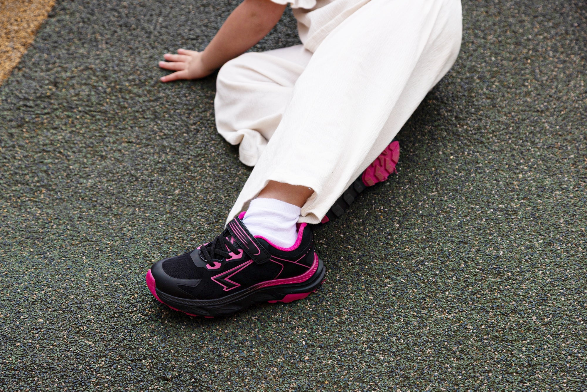 Dash Girls Runner - Black/Fuchsia V Strap