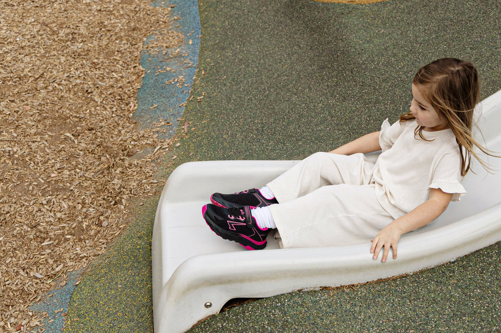 Dash Girls Runner - Black/Fuchsia V Strap